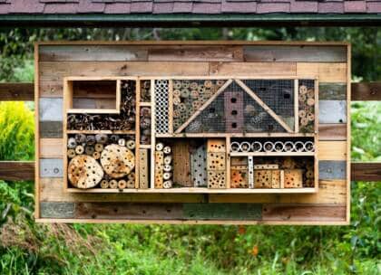 Insektenhotel aus Holz im Garten