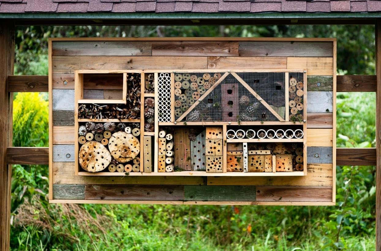 Insektenhotel aus Holz im Garten