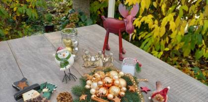 Weihnachtsdekoration auf Holztisch im Freien