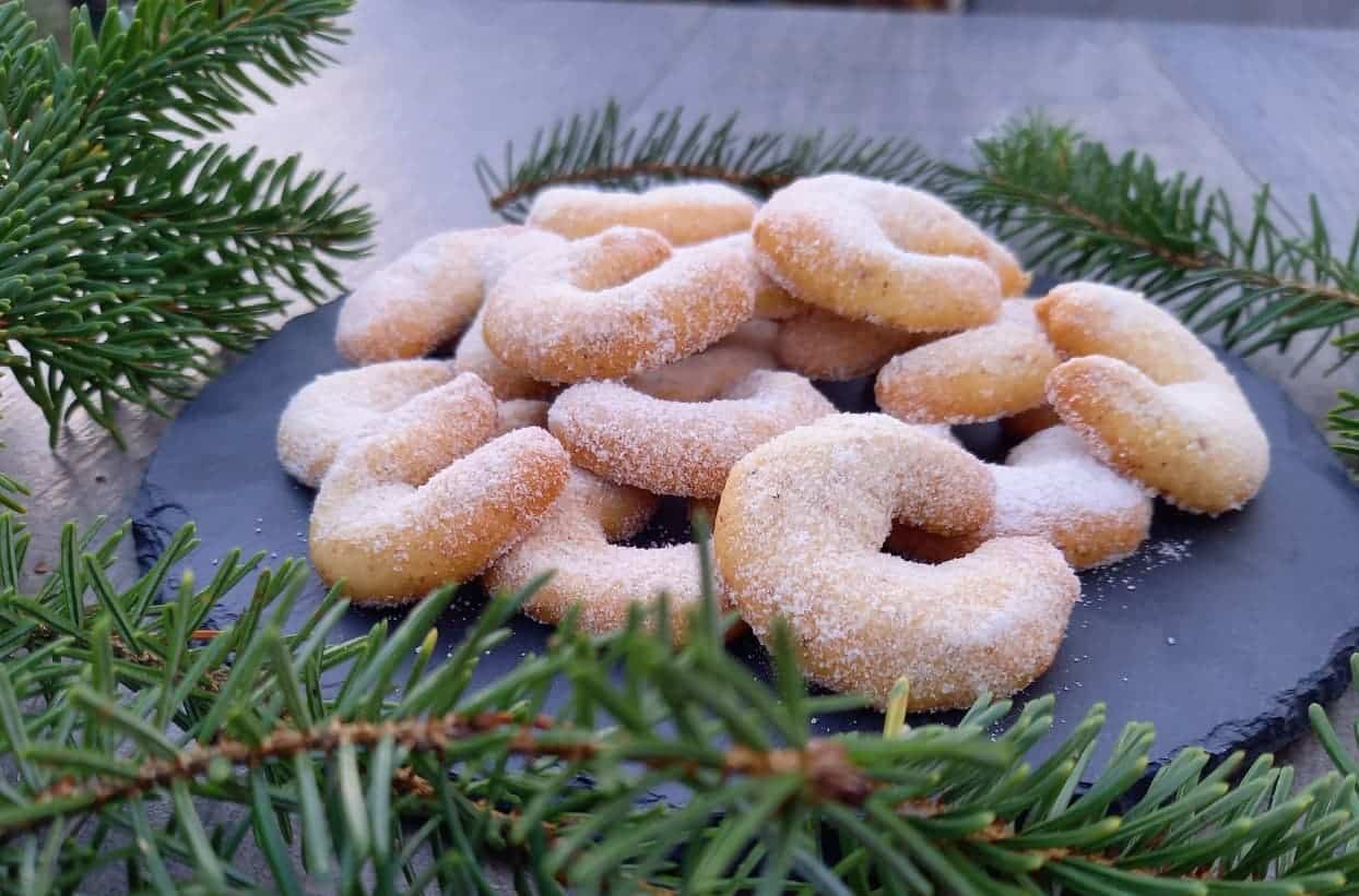 Vanillekipferl auf Teller mit Tannenzweigen