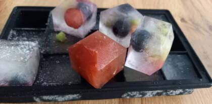 Eiswürfel mit Früchten in Eiswürfelform