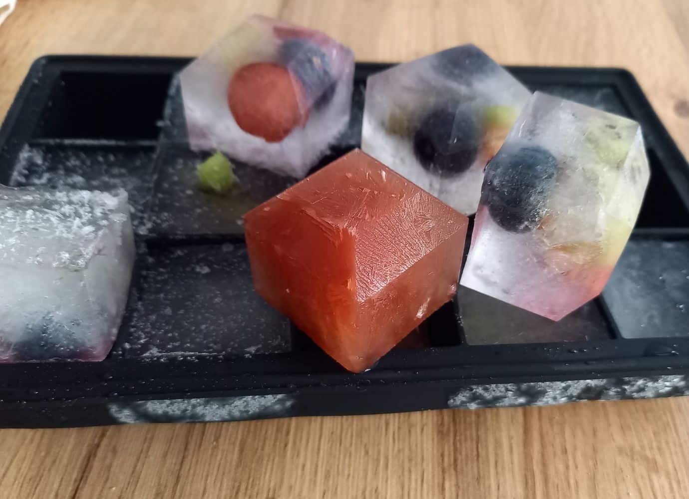 Eiswürfel mit Früchten auf einem Tablett