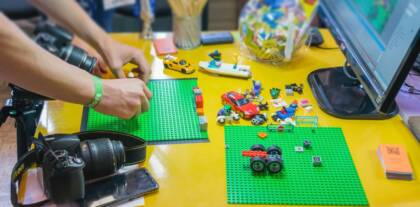 Aufbau für einen Stop-Motion-Film mit Lego-Figuren.