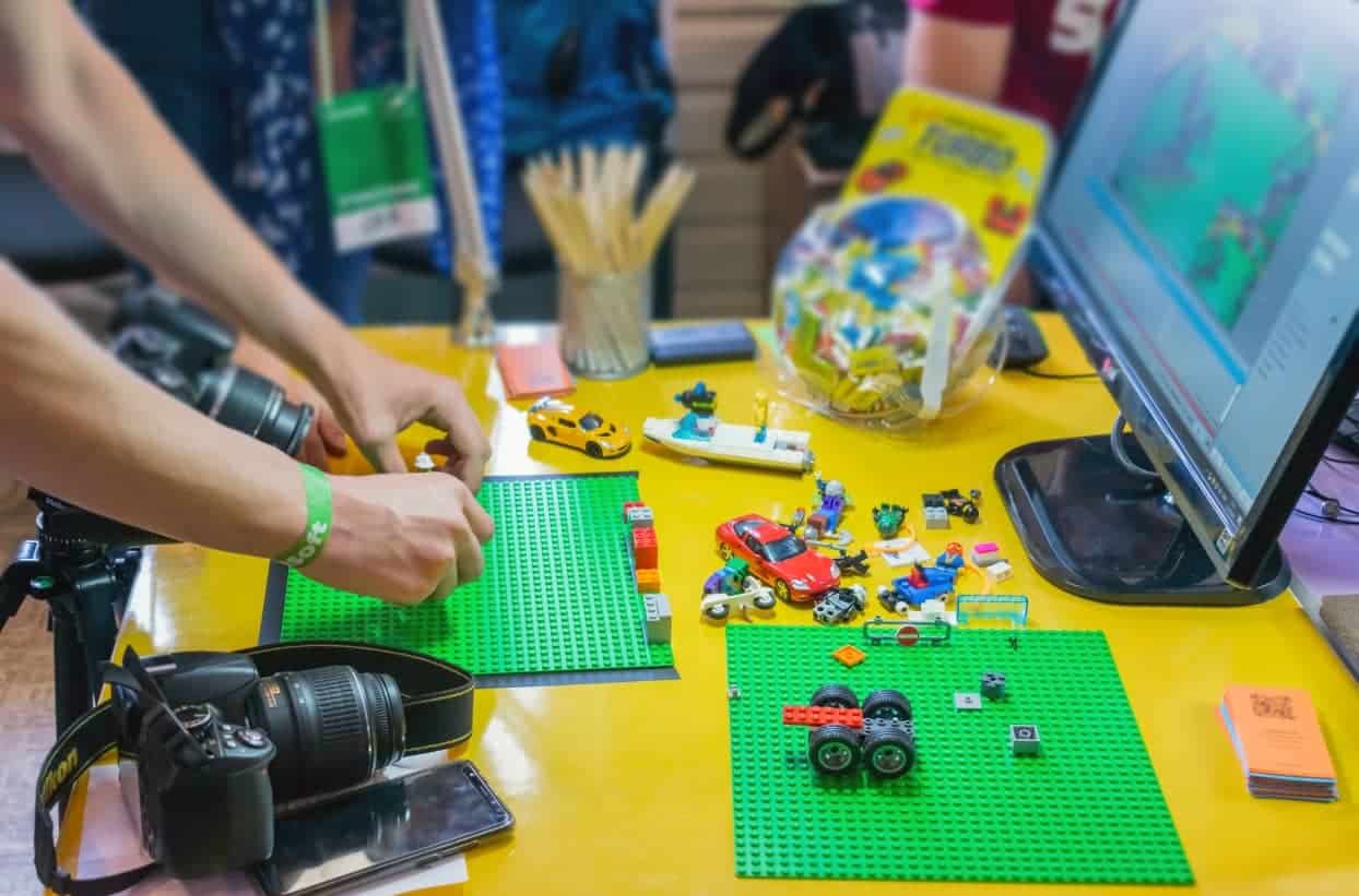 Lego-Spiel auf Tisch mit Kamera und Computer