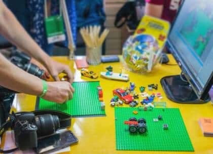 Lego-Spiel auf Tisch mit Kamera und Computer