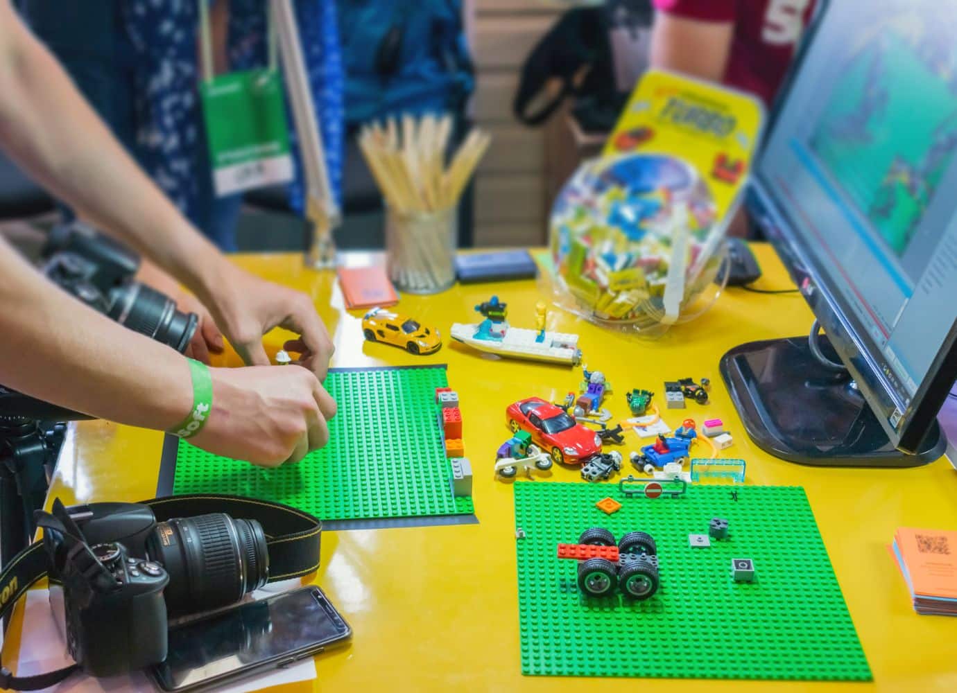 Lego-Spiel auf Tisch mit Kamera und Computer