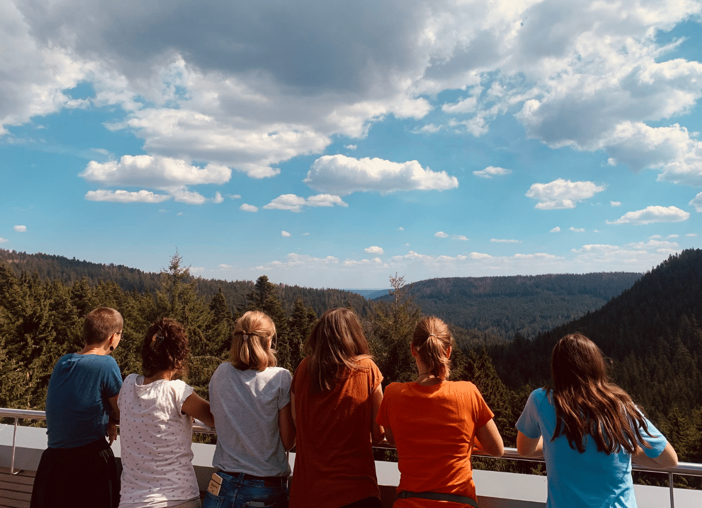 Kinder beobachten die Berge im Wald.
