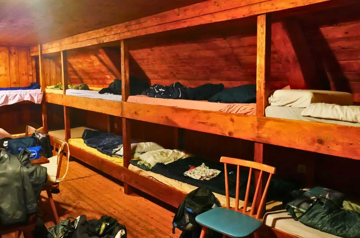Holzschlafsaal mit Etagenbetten