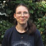 Person vor grünen Blättern