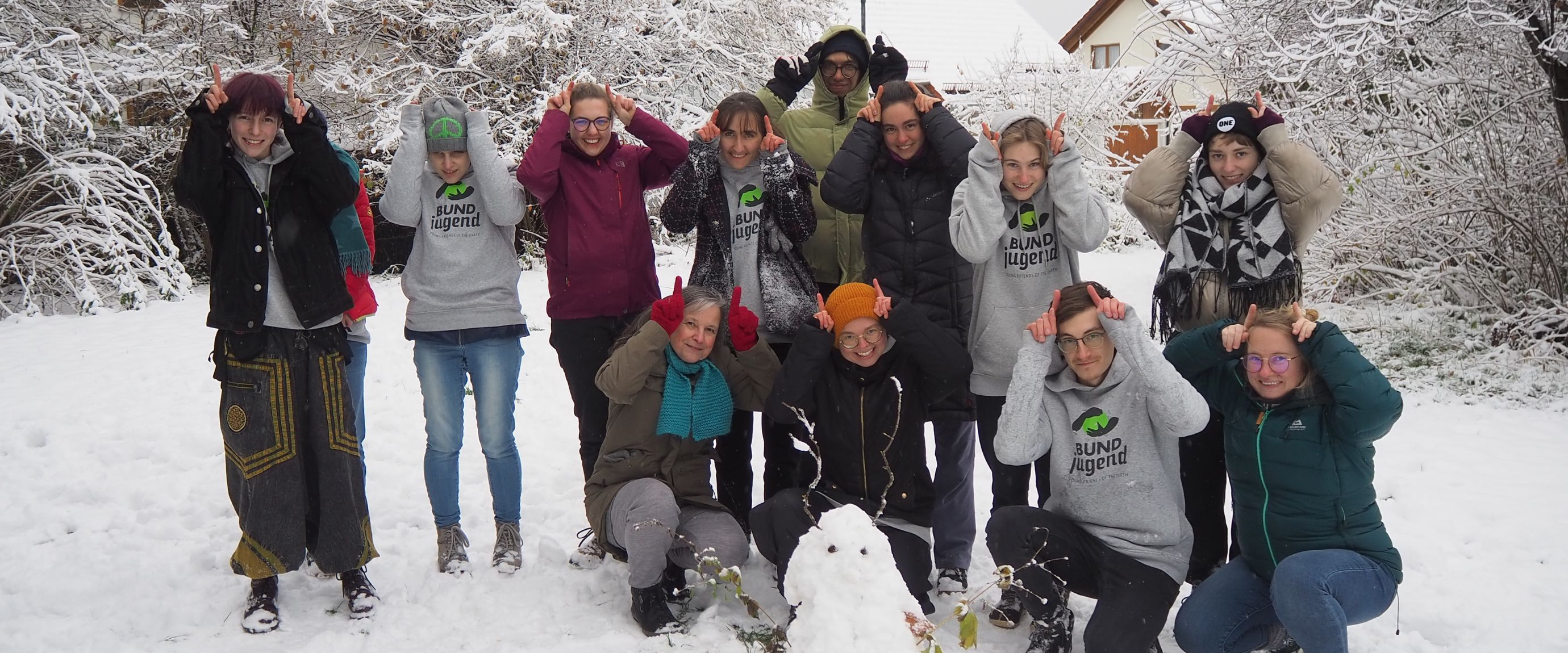 Gruppe im Schnee mit Schnee-Manfred-Mistkäfer.