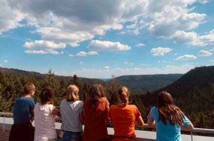 Kinder beobachten die Berge im Wald.