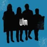 Silhouette von vier Personen, Ulm-Text, blauer Hintergrund.