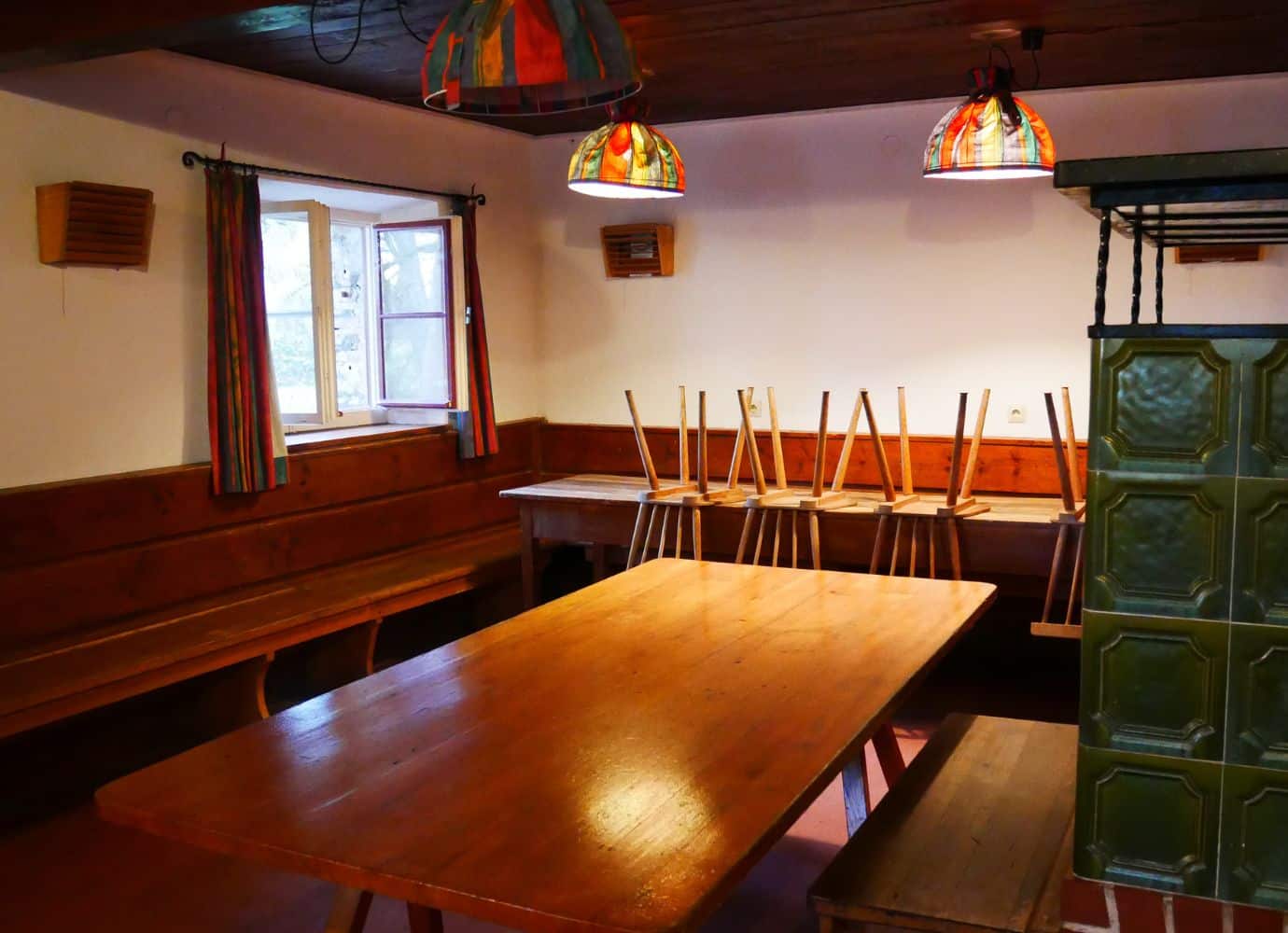 Rustikaler Gastraum mit Holztable.