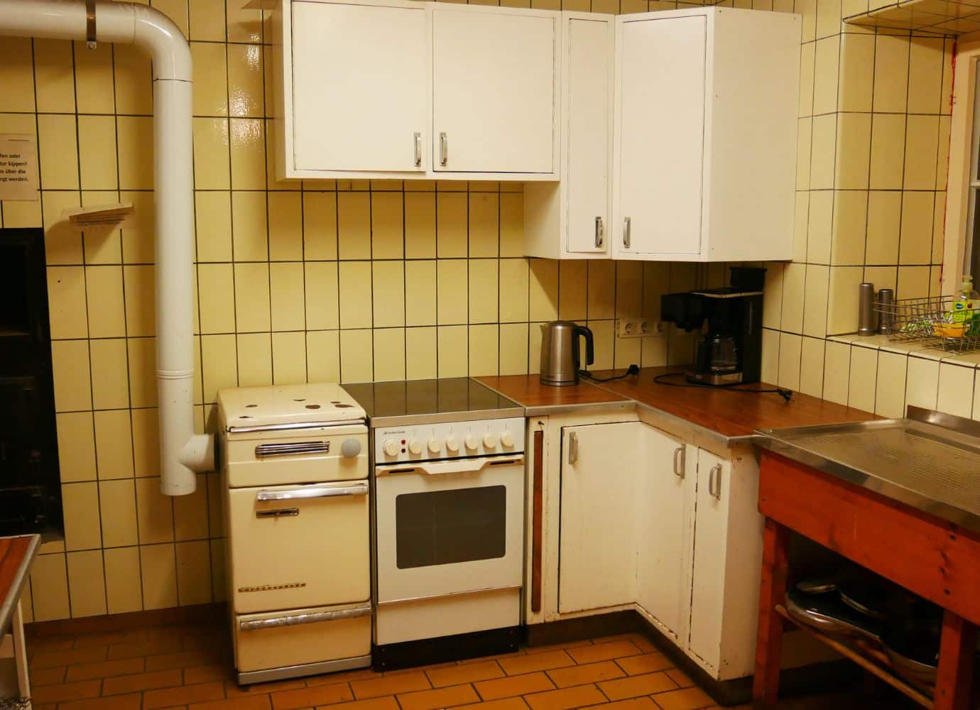 Vintage Küche mit weißer Ausstattung.