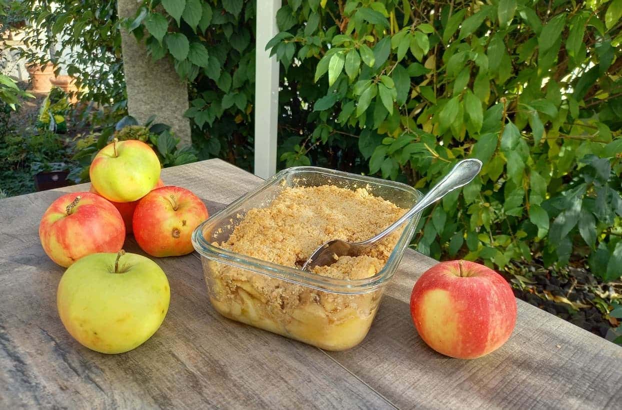 Apfel-Crumble mit frischen Äpfeln im Garten