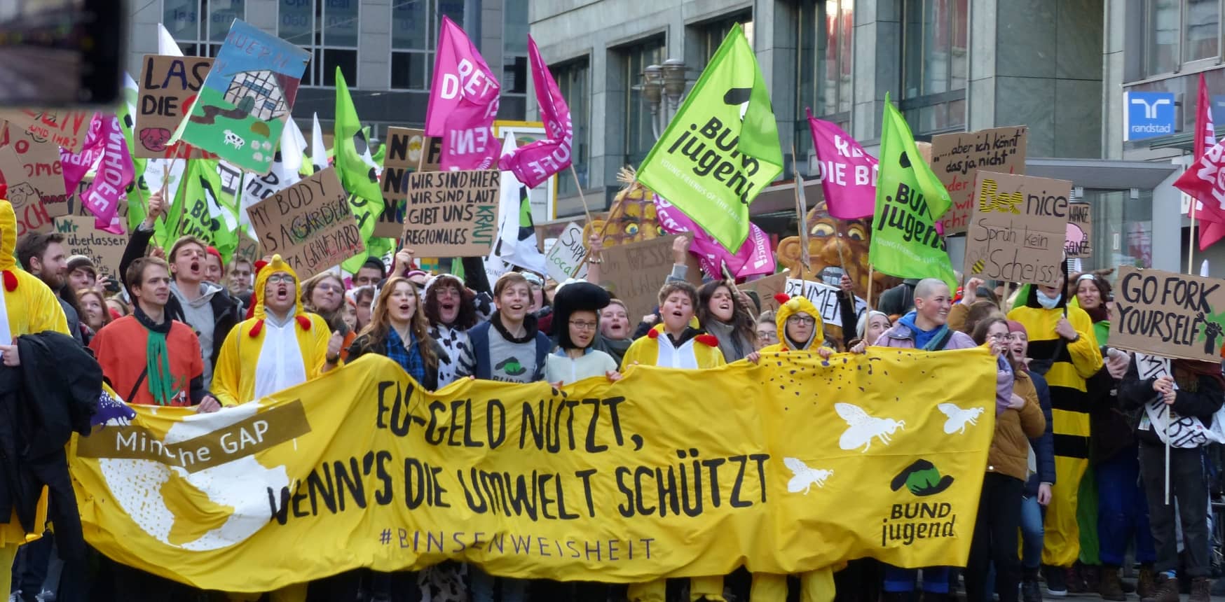 Umweltprotest mit Bannern und Kostümen