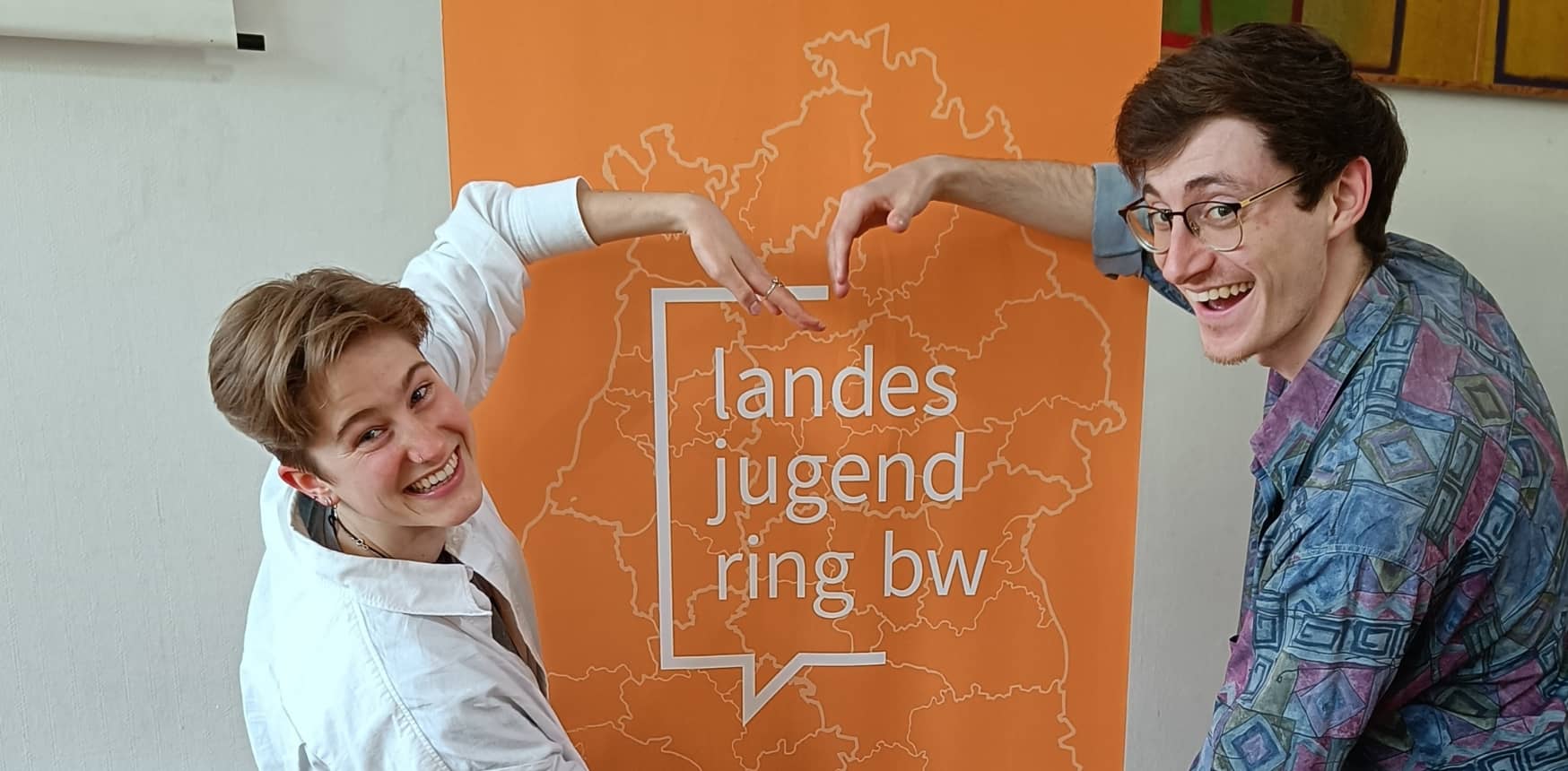 Jugendliche posieren vor Landesjugendring BW Plakat.