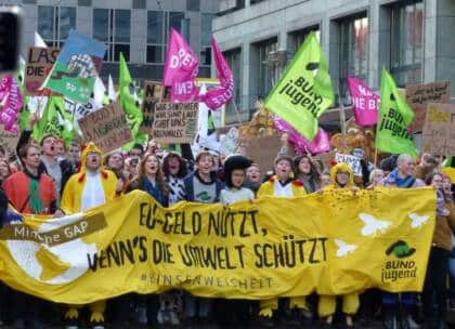 Umweltprotest mit Bannern und Kostümen
