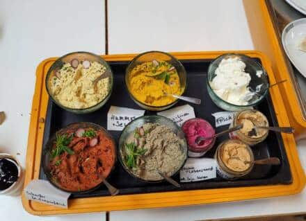 Verschiedene Dips auf Tablett in Schüsseln.