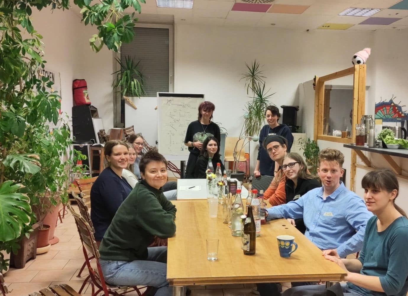 Gruppe Menschen am Tisch, entspanntes Treffen