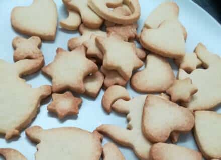 Plätzchen in verschiedenen Formen auf einem Teller.