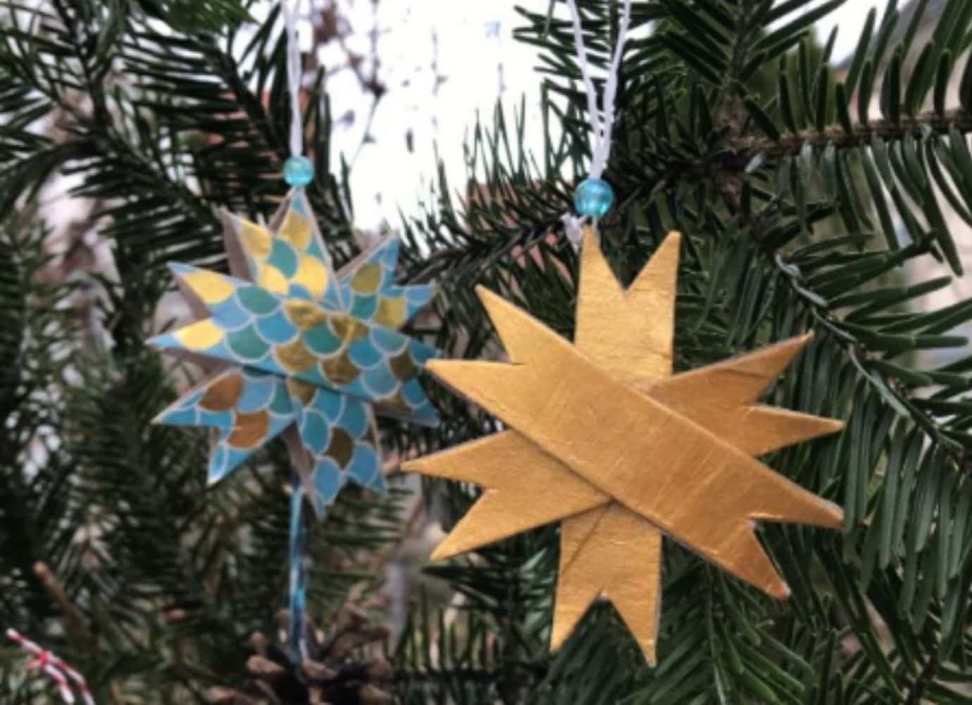 Weihnachtssterne aus Papier am Tannenbaum