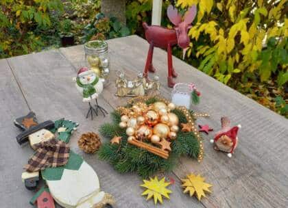 Weihnachtliche Dekoration auf Holztisch im Garten