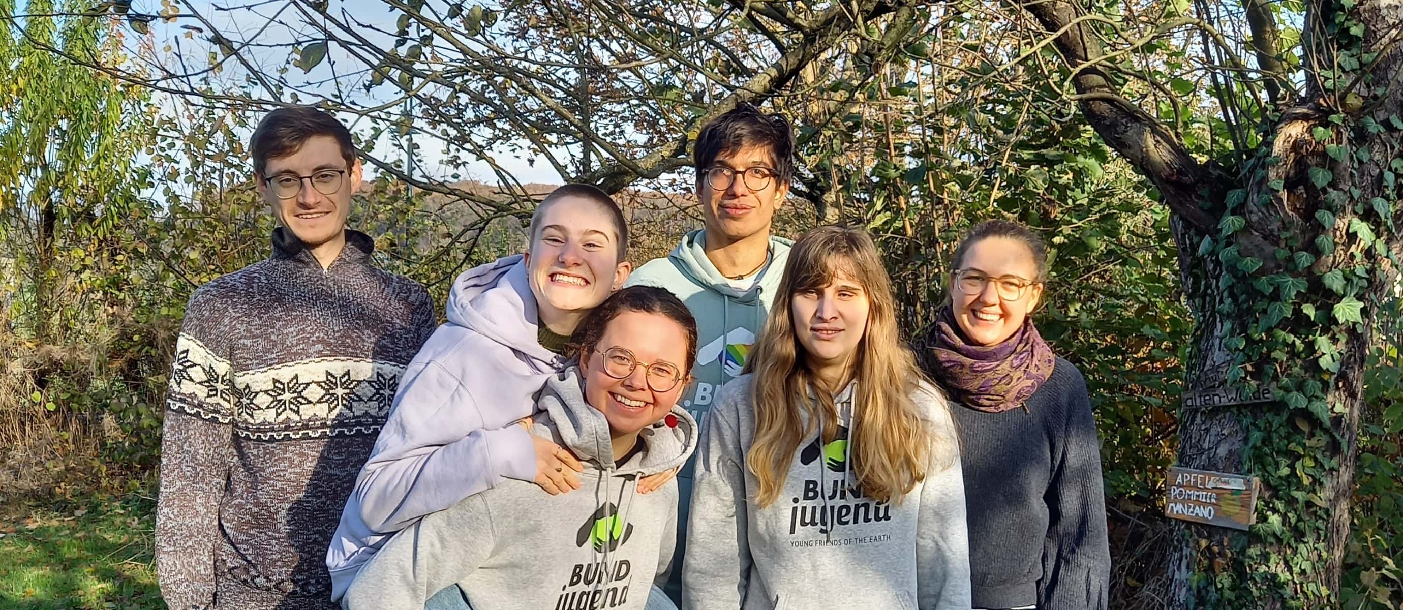 Sechs Personen im Herbst in der Natur