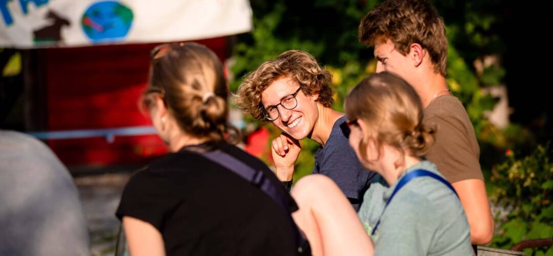 Gruppe von Menschen draußen in der Sonne
