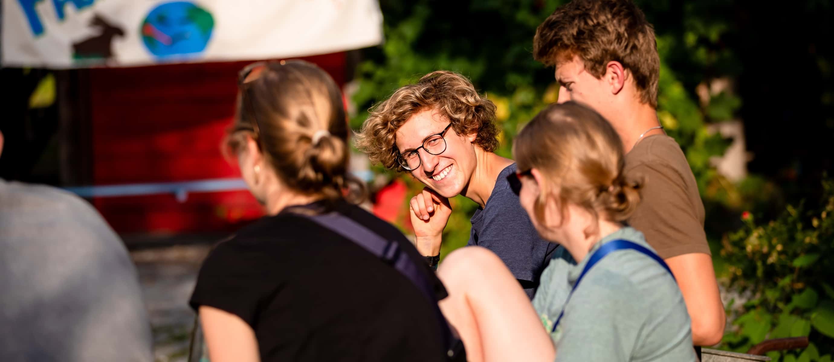 Gruppe von Menschen draußen in der Sonne