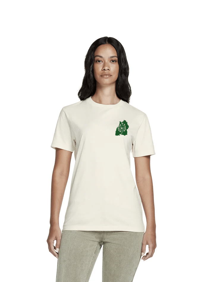 Person im weißen T-Shirt mit grünem Aufdruck.