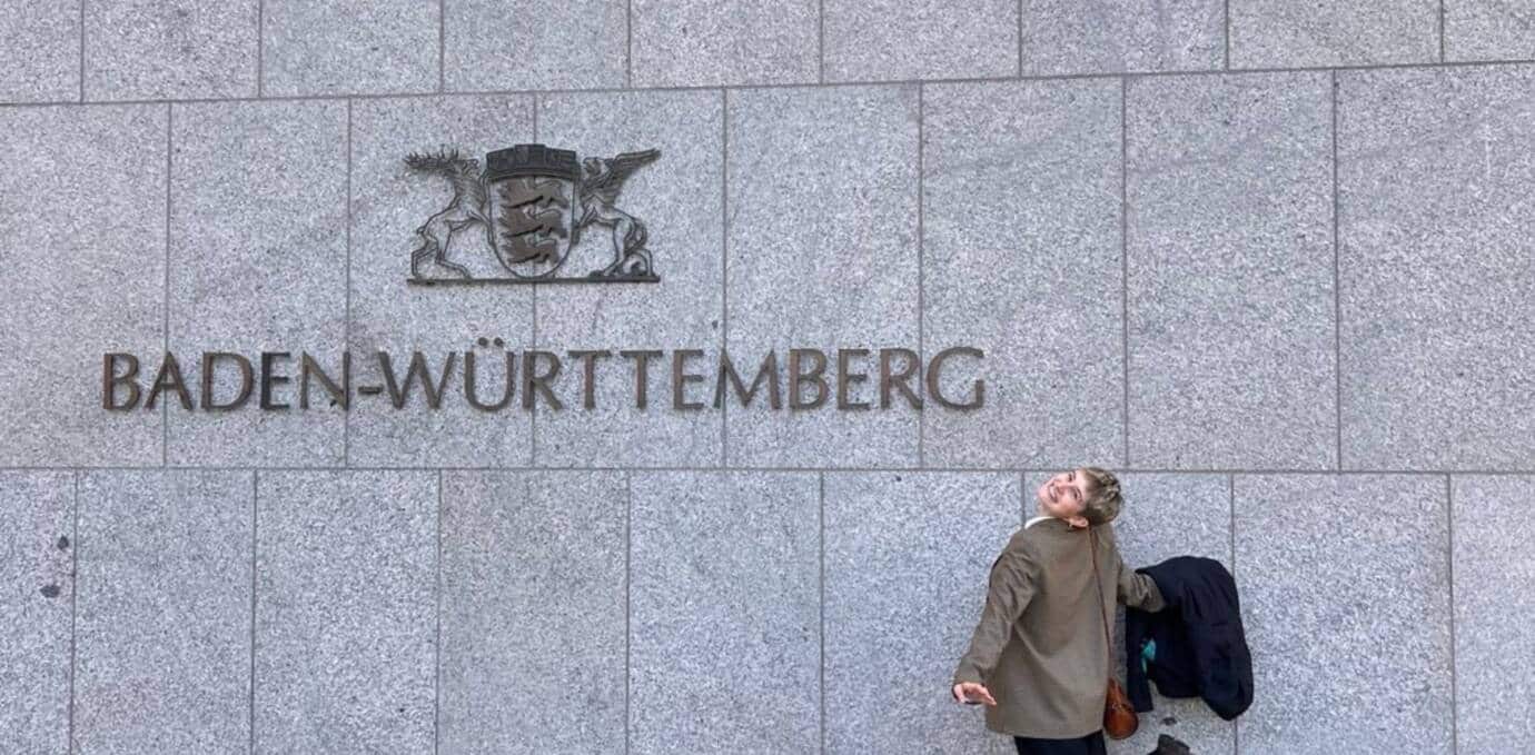 Person vor Baden-Württemberg Zeichen