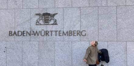 Person vor Baden-Württemberg Zeichen
