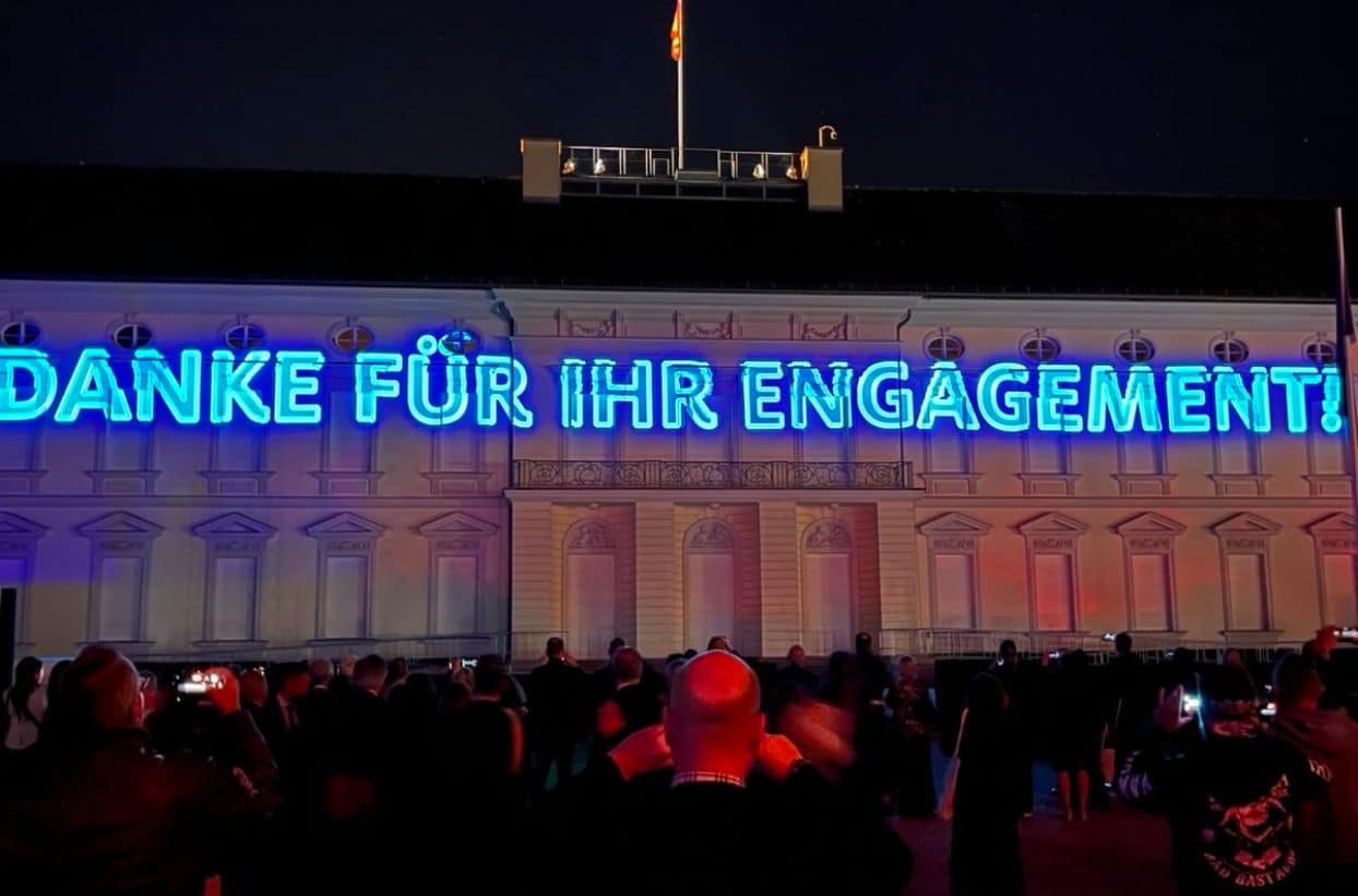 Gebäude zeigt leuchtendes Danke für Ihr Engagement.