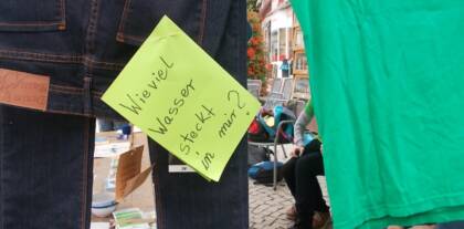 Jeans mit Notiz: 'Wieviel Wasser steckt in mir?'