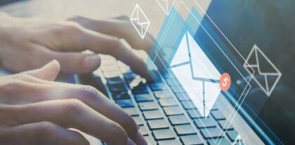 Hände tippen auf Laptop, digitale E-Mail-Symbole
