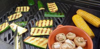 Gegrilltes Gemüse auf einem Grill, Mais und Pilze
