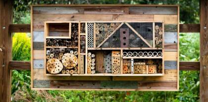 Insektenhotel aus Holz im Garten