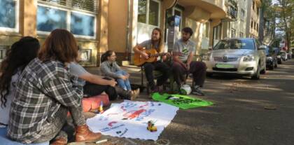 Menschen malen auf Straße mit Kreide