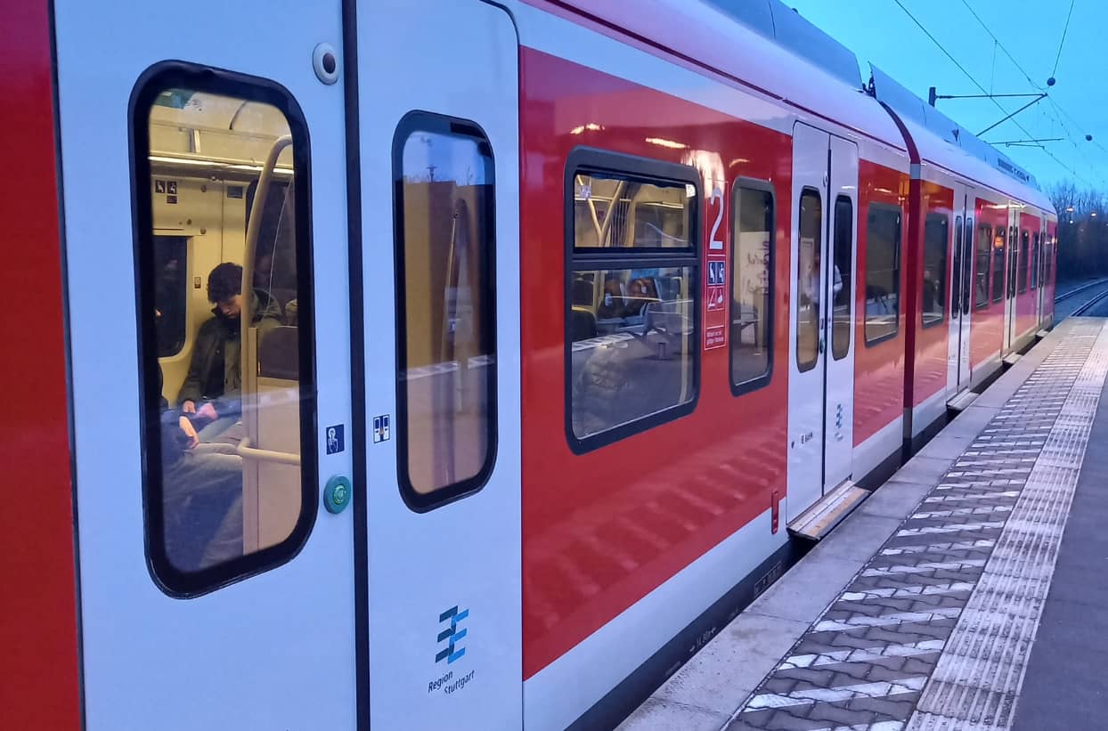 Nahverkehrszug an Bahnsteig mit Innenansicht