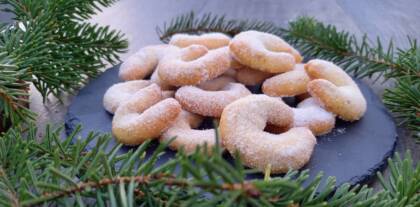 Vanillekipferl auf Teller mit Tannenzweigen