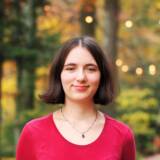 Person im roten Shirt im Wald