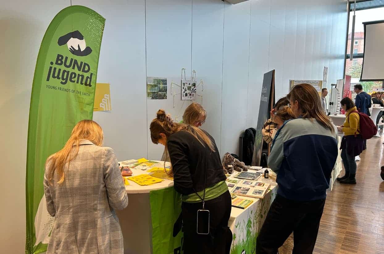 Menschen am BUND Jugend-Informationsstand