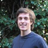 Portrait von Niklas Gentner, Jugendbildungsreferent. Er tr&auml;gt einen blauen Pullover und l&auml;chelt.