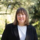 Frau in schwarzem Blazer im Freien